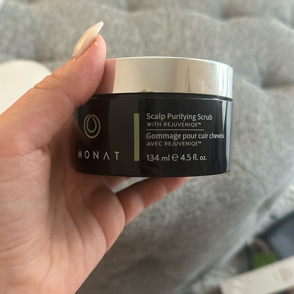 Monat scalp scrub